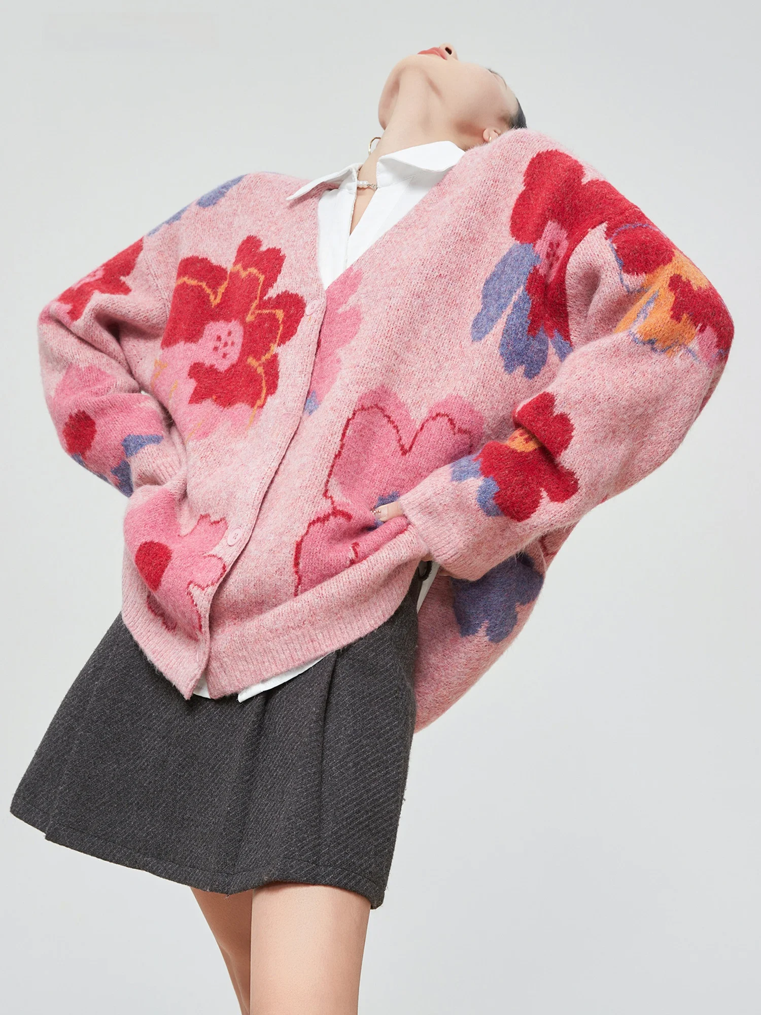 

Розовый вязаный кардиган оверсайз с цветочной вышивкой и V-образным вырезом, женский, в корейском стиле, свободный, средней длины, модный свитер-жакет