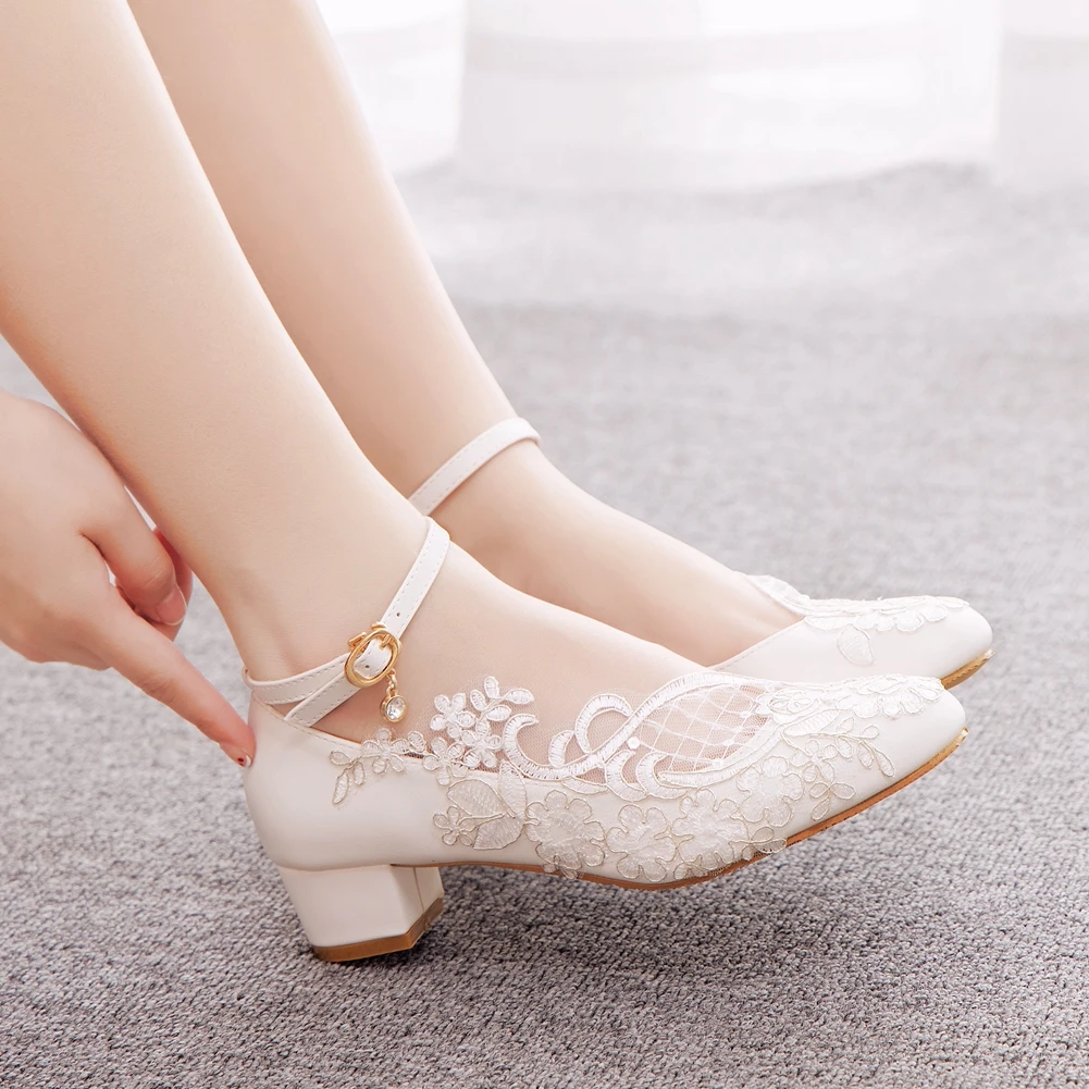 Damen Geschlossene Runde Spitze Niedrige Blockabsätze Knöchelriemen Chunky Pumps Elegante Weiße Spitzen-Hochzeitsschuhe