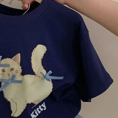 

Комплект для девочек, новинка лета 2025 года, детская одежда в корейском стиле, детское кружевное платье-торт с короткими рукавами и бантом из двух предметов для девочек