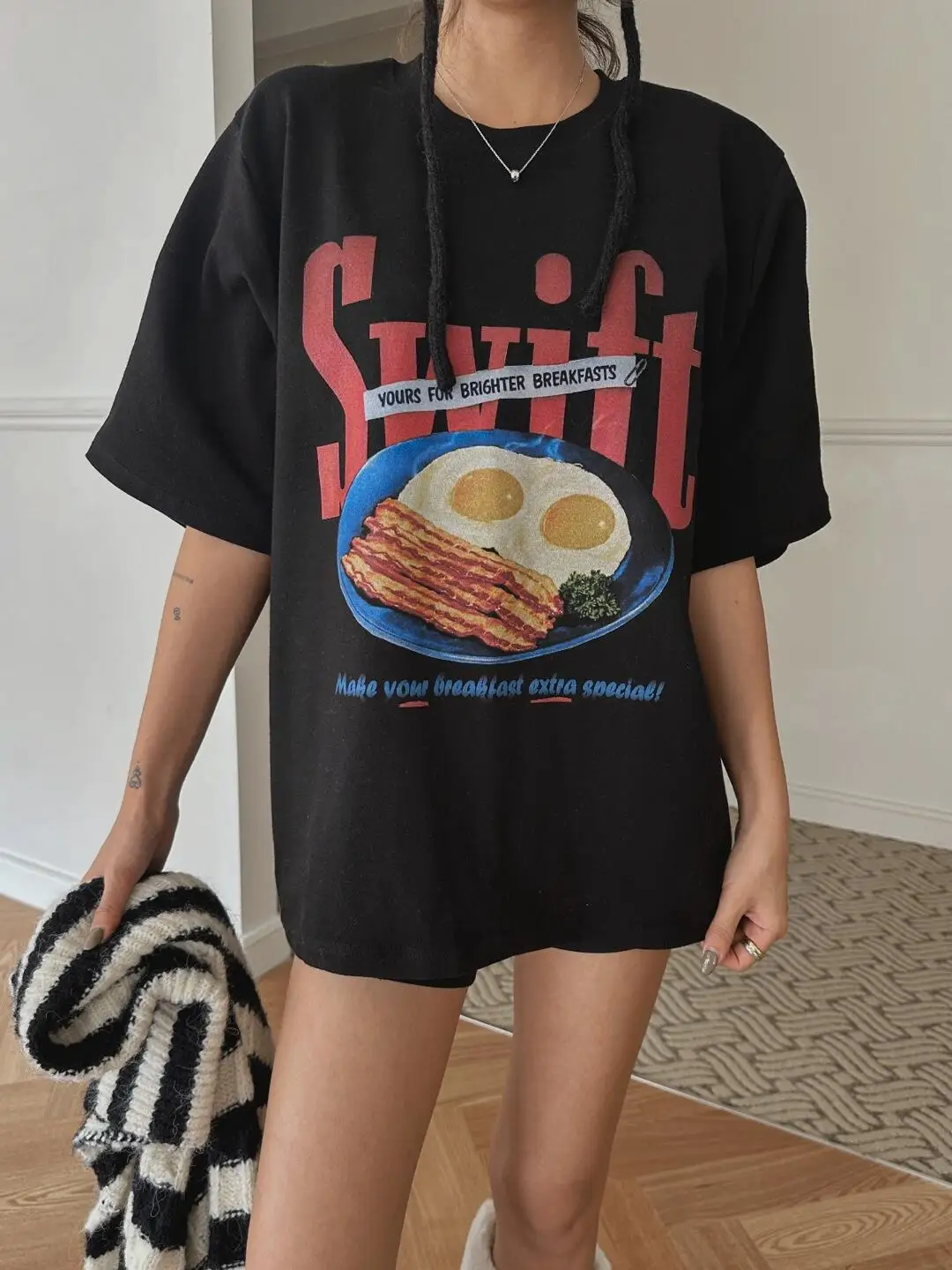 Wygodna bawełniana koszulka damska z okrągłym dekoltem, luźny krój, nadruk, miękka, oddychająca, idealna na wiosnę i lato.