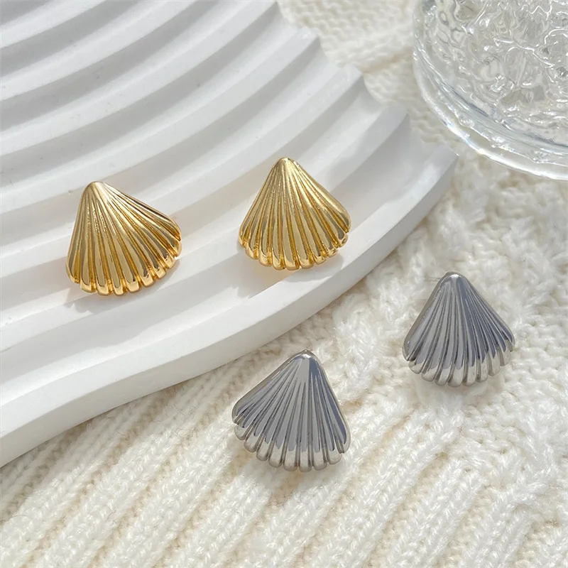 Cute Silver/Gold Color Striped Small Stud Earrings For Women Sweet Beach Ocean Sea Shell Earrings Unique Design Party Jewelry