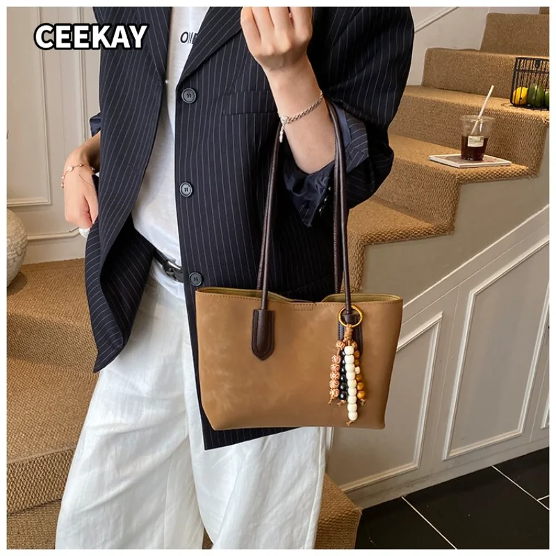 CEEKAY Bolso Tote para Mujer, Color Camel, Cuero PU Suave, Bolso de Hombro Grande, Colgante de Cuentas, Empalme de Cuero, Estilo Casual Diario Minimalista