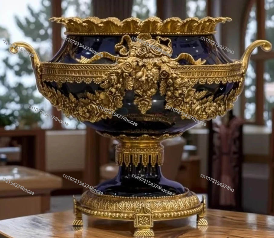 The exquisite craftsmanship of vintage-style flowerpots and black porcelain vases are suitable for use as home decorations.