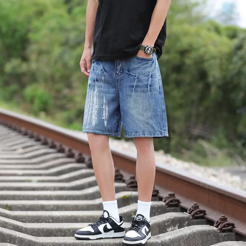 Celana Pendek Pria Motif Grafiti Heavy-Duty Washed, Model Longgar Street Style, Potongan Lurus, Panjang Setengah Betis, Cocok untuk Musim Panas
