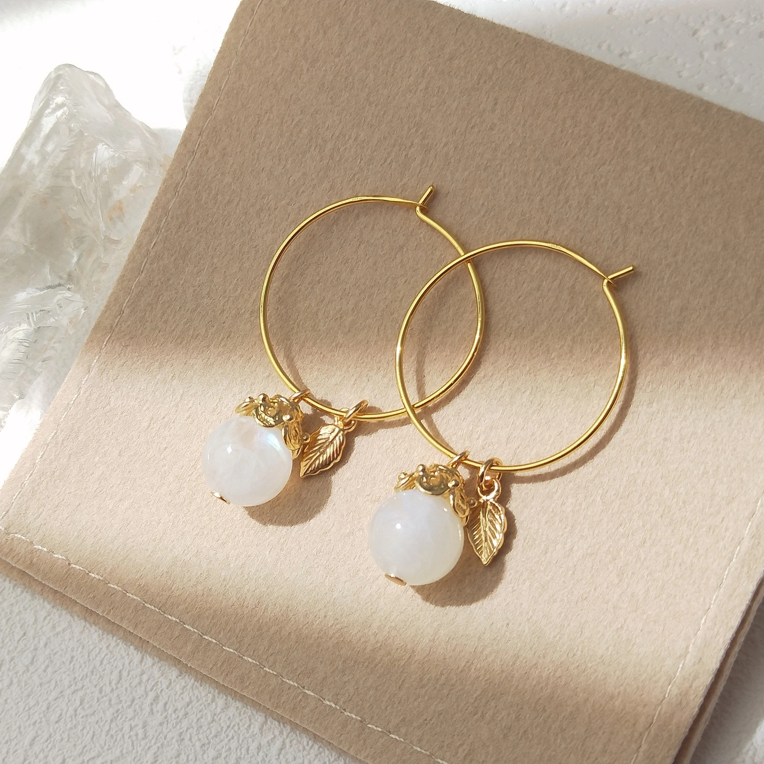 Lii Ji อัญมณีมูนสโตนธรรมชาติ 10 มม.925 เงินสเตอร์ลิง 18K Gold Plated Leaves Hoop ต่างหู