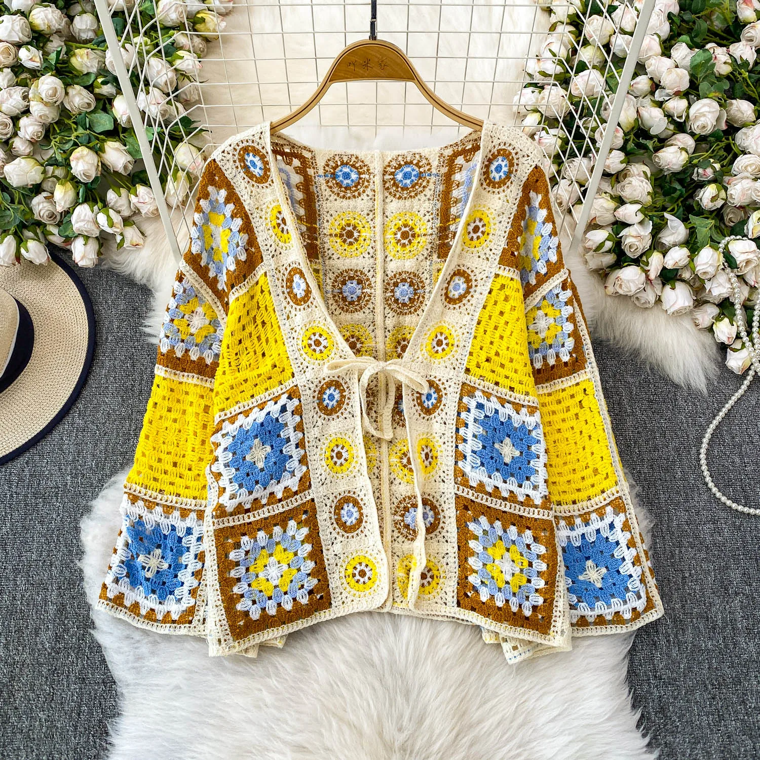 Damski kardigan na szydełku z otwartym przodem i wiązaniem, dziergany ażurowy sweter w stylu granny square, luźna kurtka/top, damski letni strój w stylu boho na wakacje.