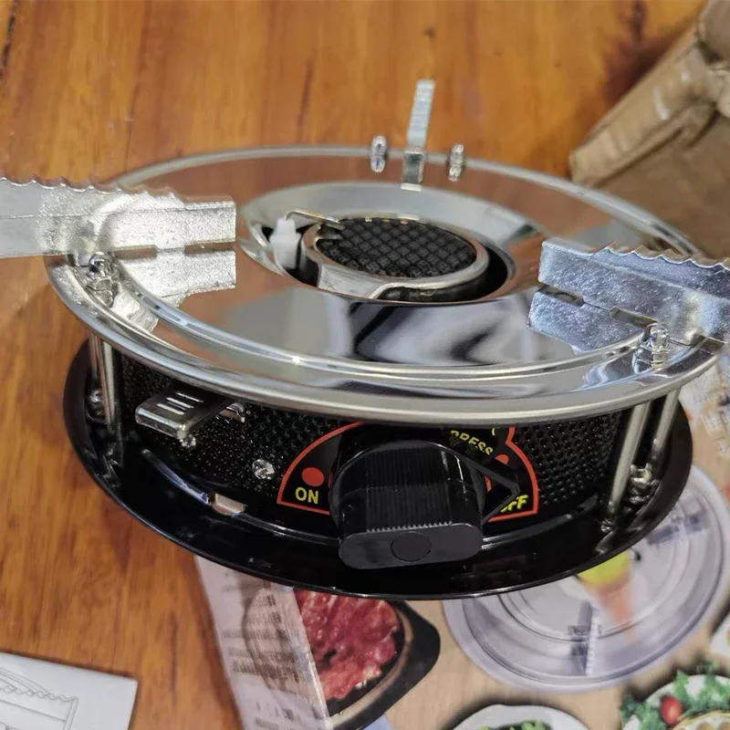 la-randonnee-et-l'alpinisme-utilise-des-cuisinieres-a-gaz-pour-le-chauffage-camping-et-pique-nique-en-plein-air-avec-poeles-gonflables-rondes-portables