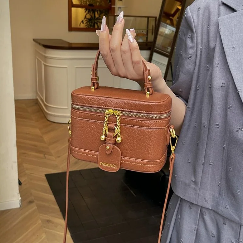 

Simple Yet Elegant Shoulder Bag For Women Made From Quality Leather With A Casual Vintage Vibe