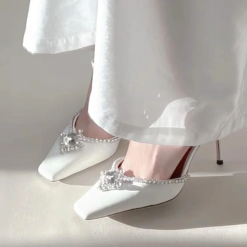

Белые атласные свадебные вечерние туфли для невесты, украшенные стразами, женские туфли-лодочки на тонком каблуке с квадратным носком и пряжкой на ремешке