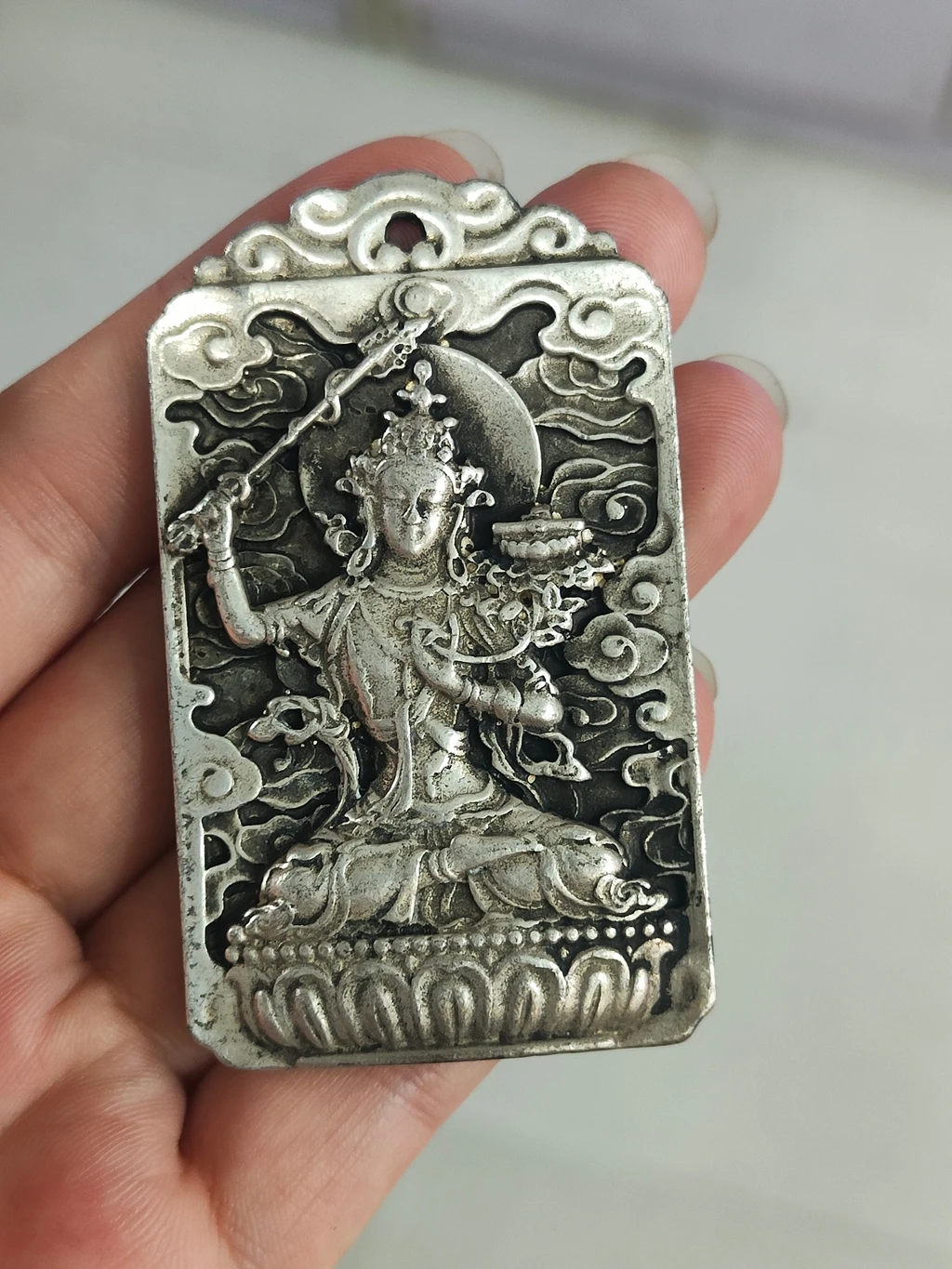 الرجعية الفضة التبتية على الوجهين نحت Manjushri Guanyin العلامة التجارية الأخضر الأم قلادة الصين هدية