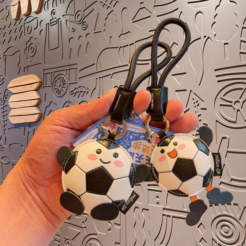 Kawaii Cartoon Fußball Schlüsselanhänger PU-Leder Fußballfigur Schlüsselring mit Handschlaufe Rucksack Tasche Deko Geschenk für Sportfans