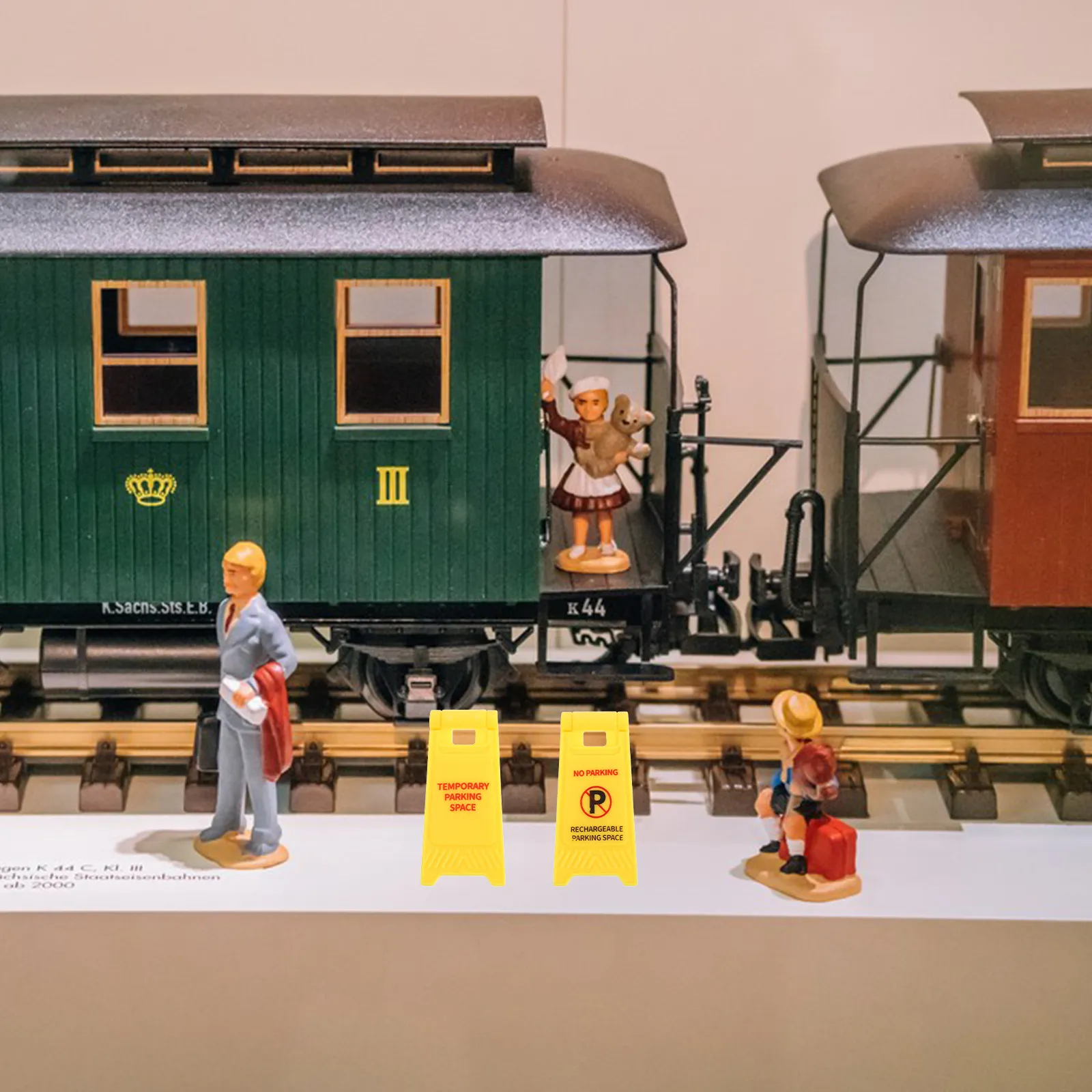 

Набор из 10 миниатюрных дорожных знаков для детей: развивающая игра для обучения безопасному движению, симуляция предупреждающих знаков, развитие когнитивных навыков у детей