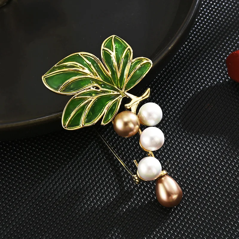 Chinese Style Lucky Auspicious Grape Vine Brooch High Luster Shell Pearl Enamel Green Leaf Gold Elegant Pin For Suit Scarf Gift