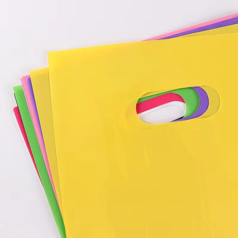 10/20PCS สีสันช้อปปิ้งกระเป๋าจับโลโก้ที่กําหนดเอง Eco Reusable พลาสติกของขวัญกระเป๋าธุรกิจผลิตภัณฑ์เสื้อผ้าบรรจุภัณฑ์กระเป๋า