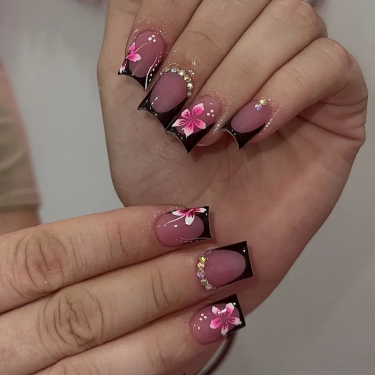 

24pcs Black French Square Fake Nail Art Diamond Blush Mid-length False Nails Flower Design Press on Nails Wearable Manicure Tips