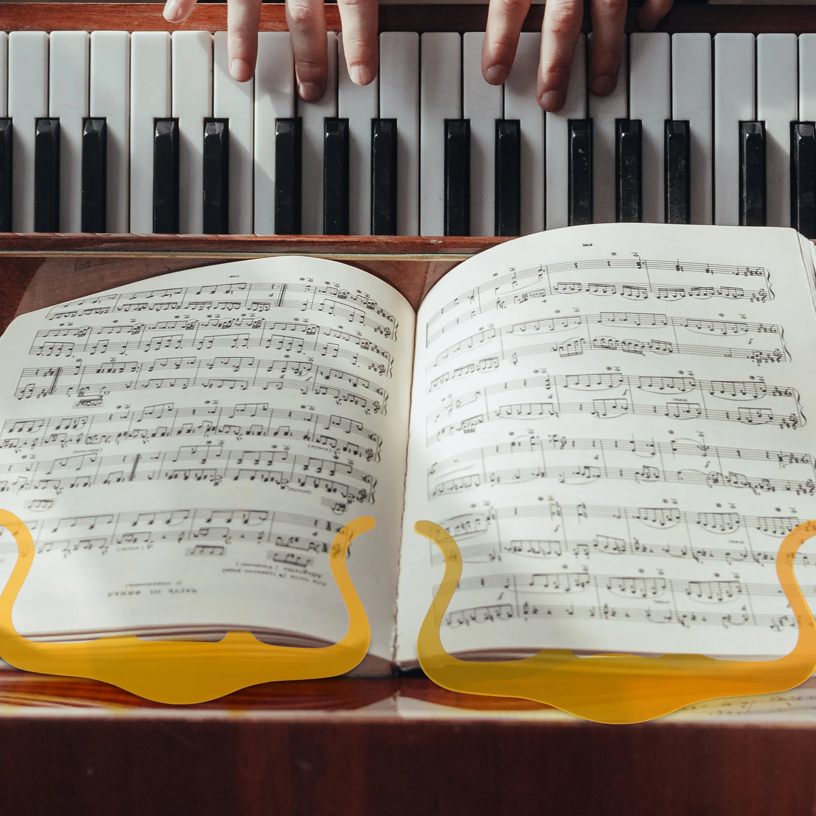 

Acrylic Book Holder Sheet Music Clip Portable Piano Score Holder Lightweight Durable Strong Clamping Easy Carry Studio Stage Use