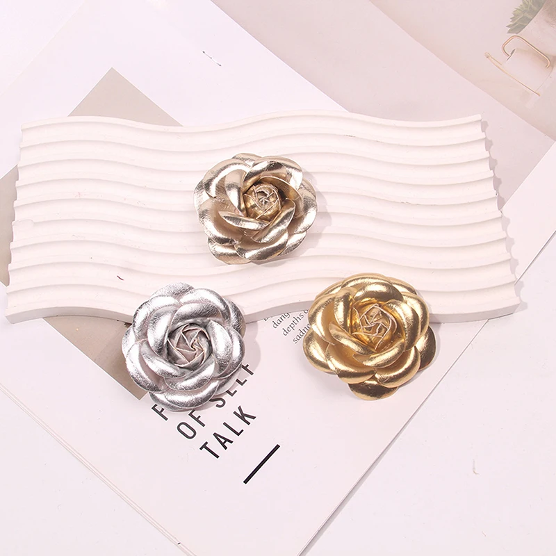 حار جلدية كاميليا دبابيس للنساء أنيقة كبيرة زهرة دبابيس وشاح مشبك مجوهرات الأزياء معطف اكسسوارات بروش