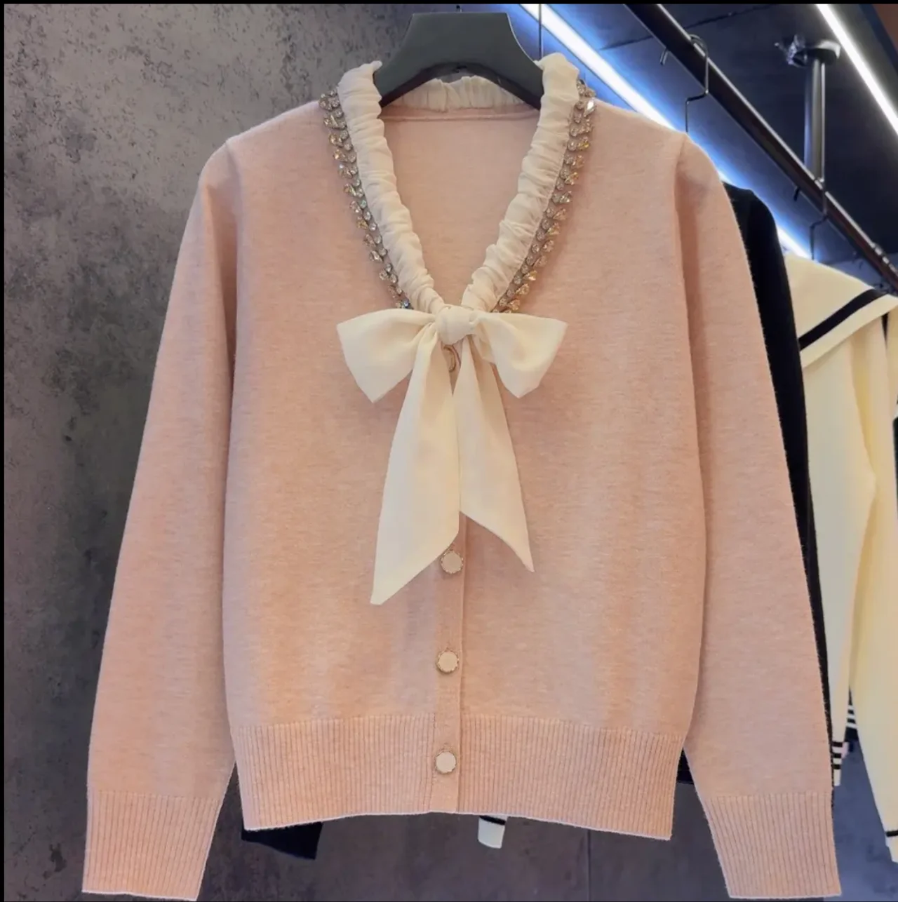 

Knitted Long Sleeve V-Neck Sweater High-End Feelings Cashmere Beading Fashionable Women's Autumn Winter Cardigan Tops F303