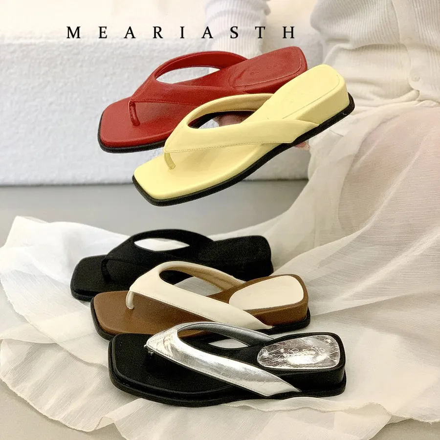 

Новые летние шлепанцы-вьетнамки для женщин с эффектом памяти, модные пляжные сандалии из мягкой кожи на танкетке, плоские тапочки 2026