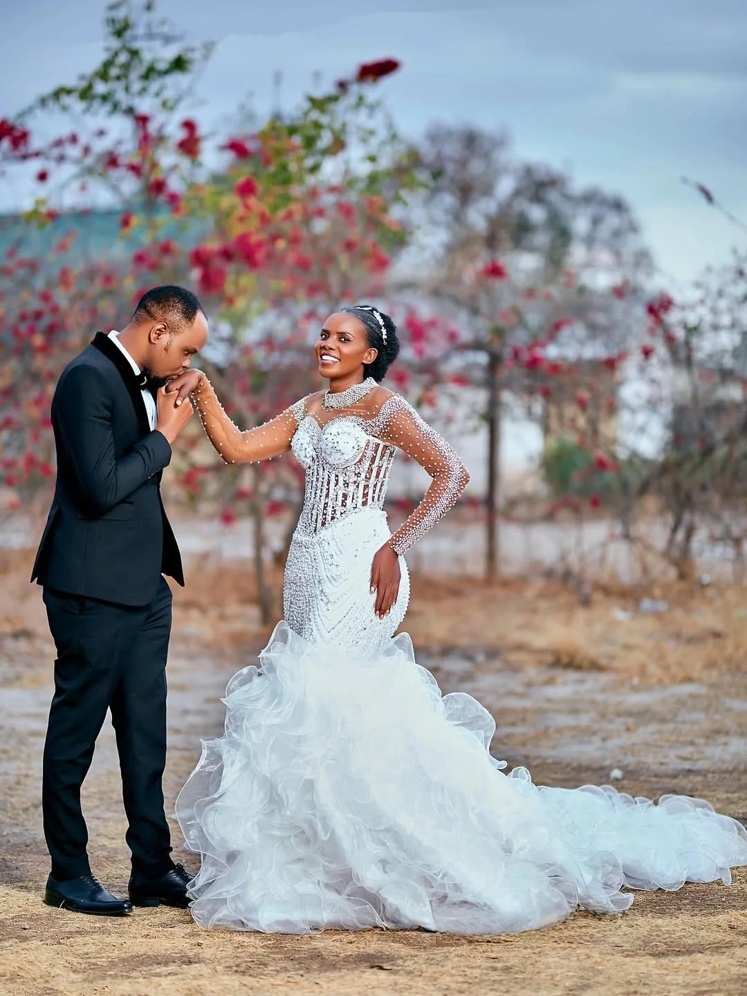 Personalizado brilhante pérolas strass vestido de casamento vestidos noivas gola alta mangas compridas em cascata babados vestido de noiva