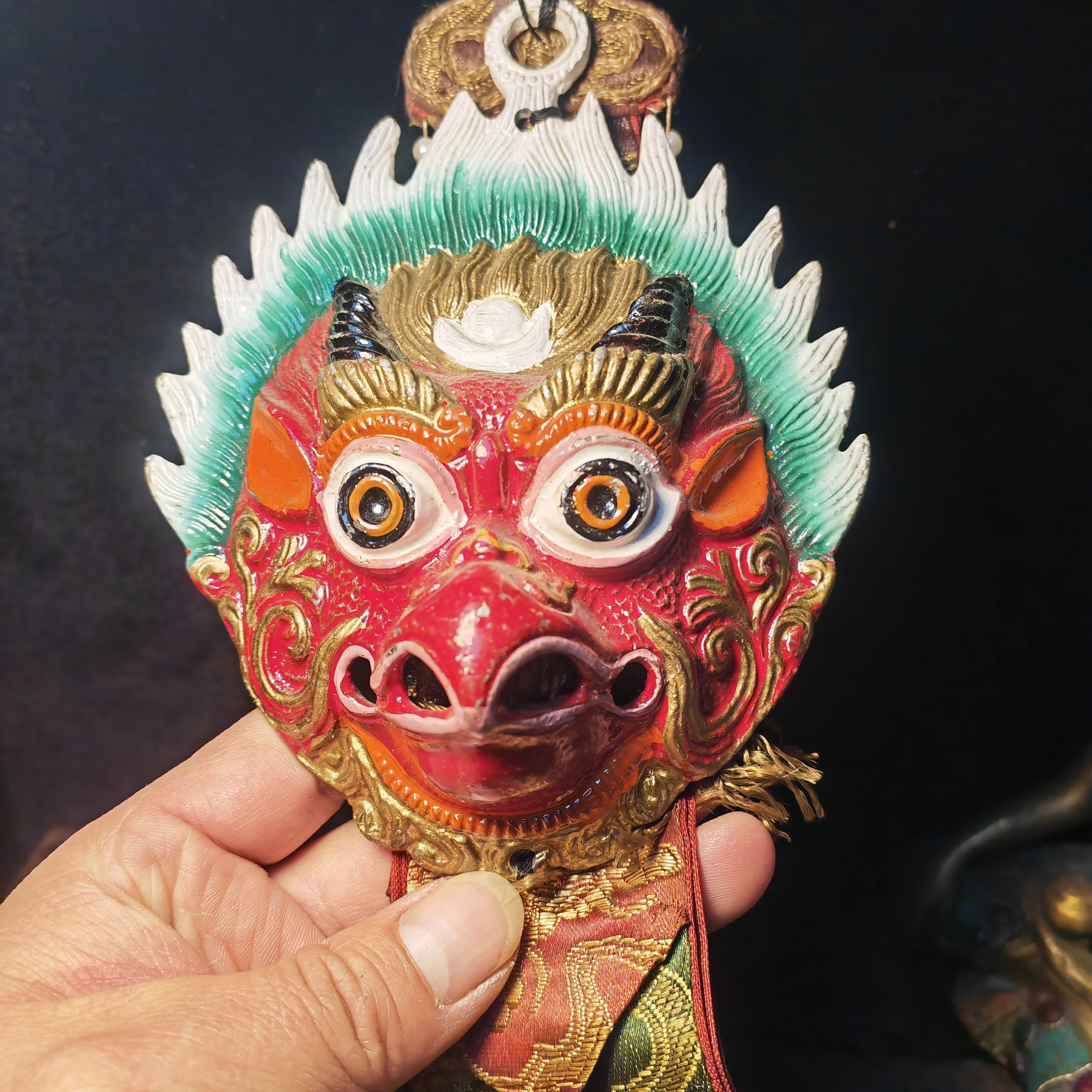 

Nepalese Tibetan bronze tires hand-inlaid with gemstones, painted gold Dapeng birds, Buddha statues, heads, masks, can be pendan