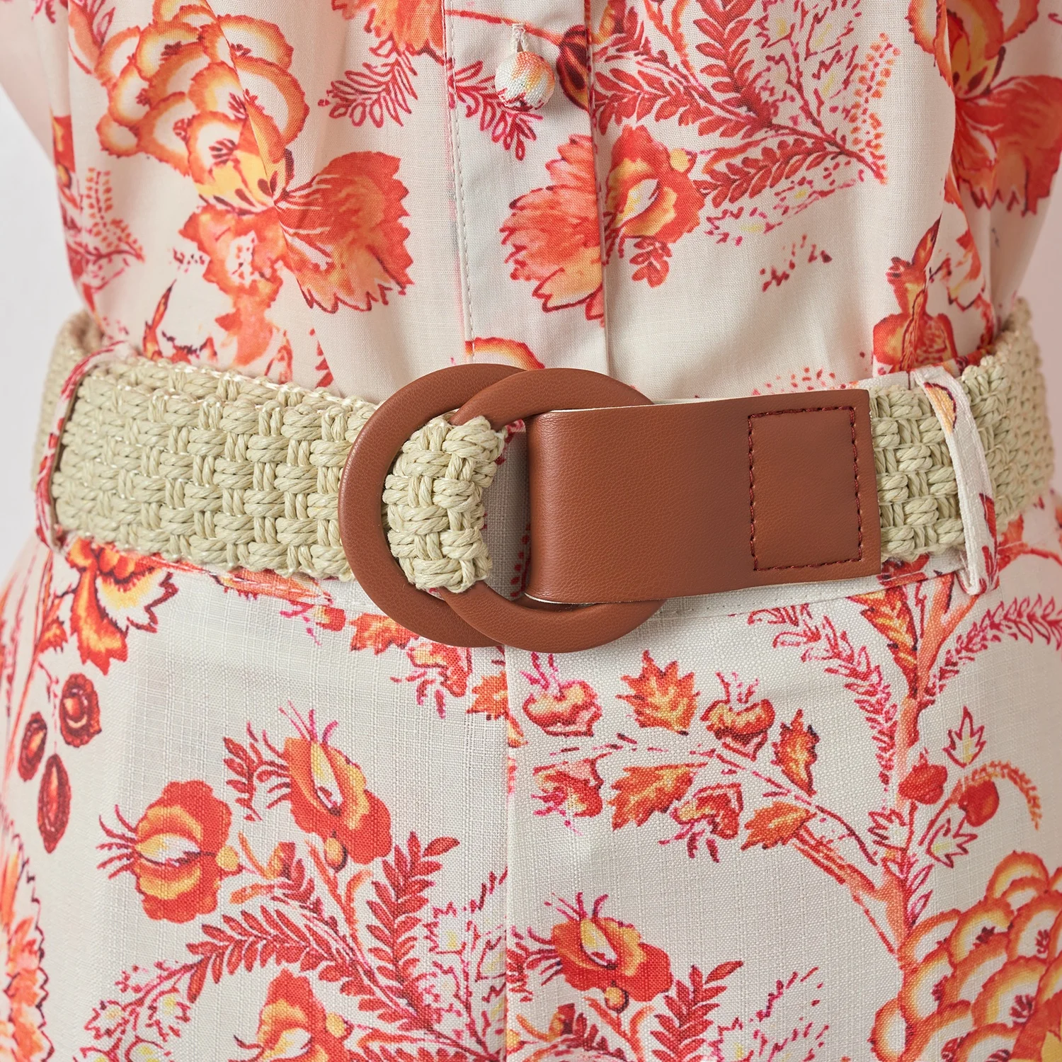 Conjunto de duas peças com csa e foada e calça plona com cinto, estilo férias outono 2024, terno f com...