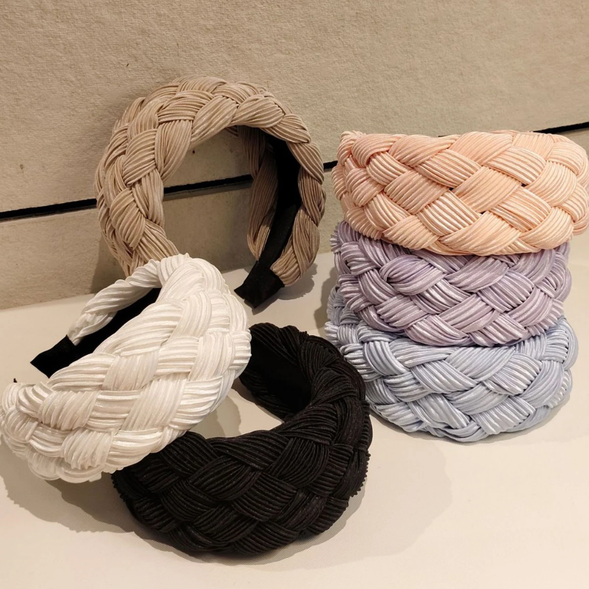 

Light Luxury Solid Twist Wide Headband Padded Non-Slip Teeth Simple And Versatile Retro Hair Accessories For Women Wholesale