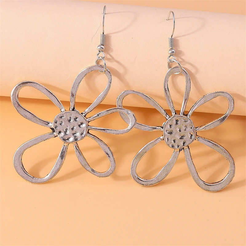 Übertriebene Metall-Ohrringe mit Großen Hohlen Blumen für Damen und Mädchen, Party- und Festival-Schmuck, Geschenke – Detail 3