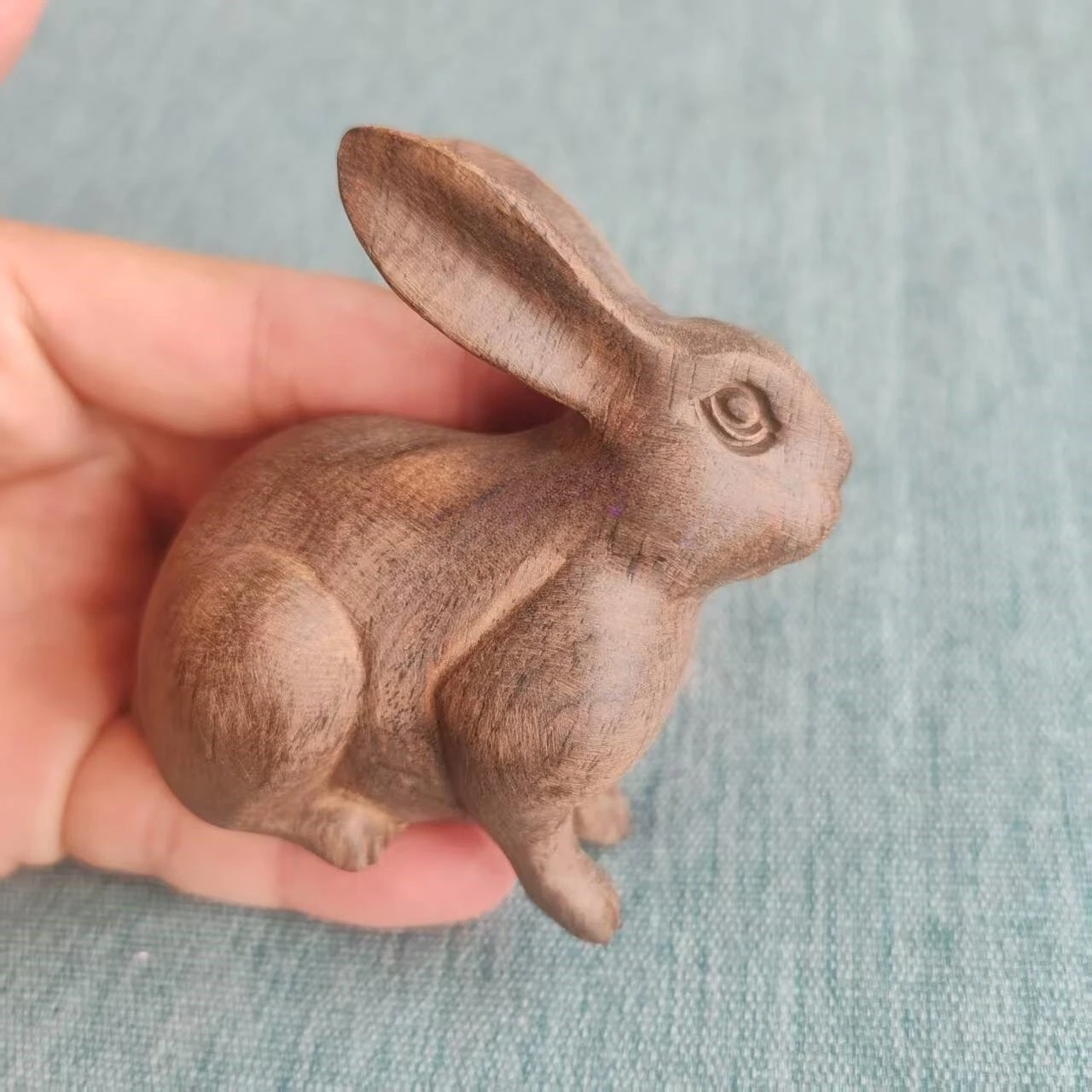 

Китай Натуральное дерево Ручная резьба Статуя кролика Украшение домашнего стола Орнамент