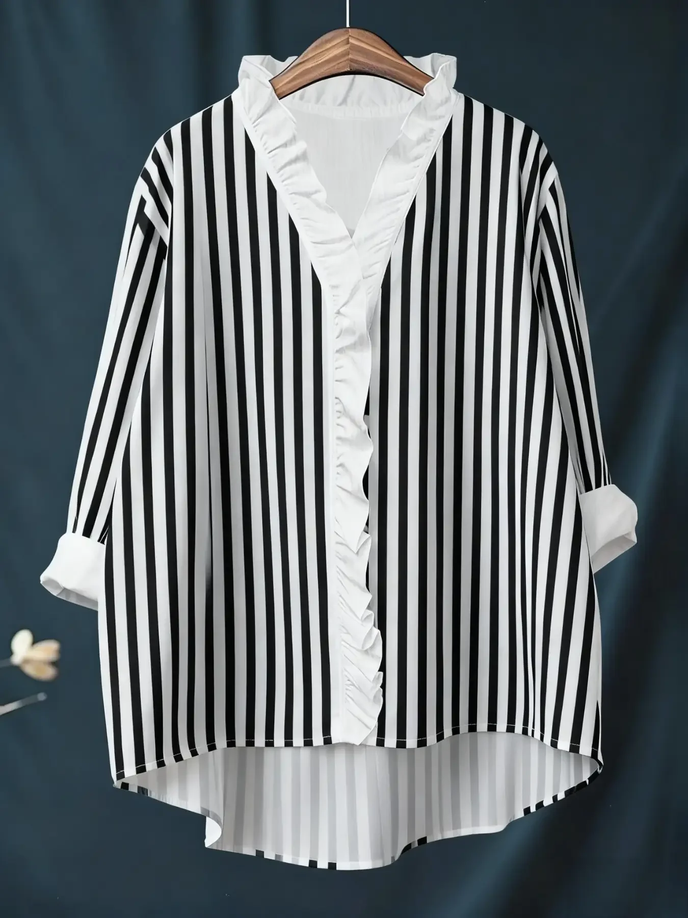 Spring, summer, and autumn outerwear 2026 autumn new V-neck casual top, women's long sleeved lace shirt, 