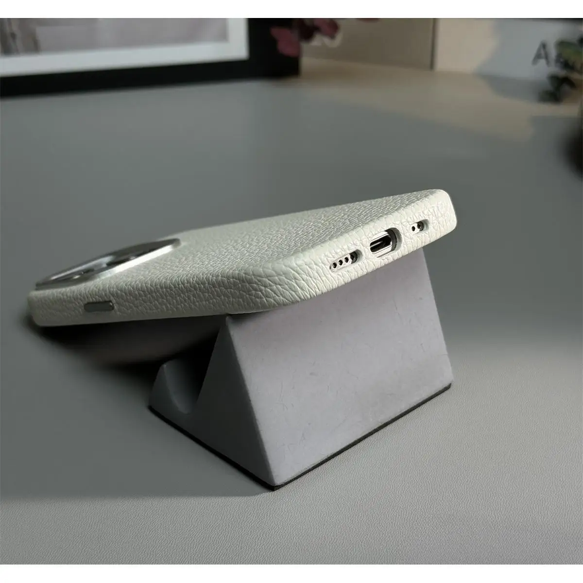 Wysokiej jakości skórzane etui z magnetycznym systemem ładowania do iPhone 12, 13, 14, 15, 16, 17, 18 Pro Max, jednolite kolorystycznie, z metalową osłoną chroniącą aparat. — zdjęcie produktu 6