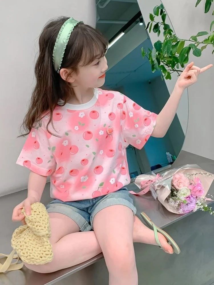 

Детская летняя футболка для девочек 2026 года: новинка, свободный крой, короткий рукав, милый яркий повседневный наряд, дышащий и удобный топ ​