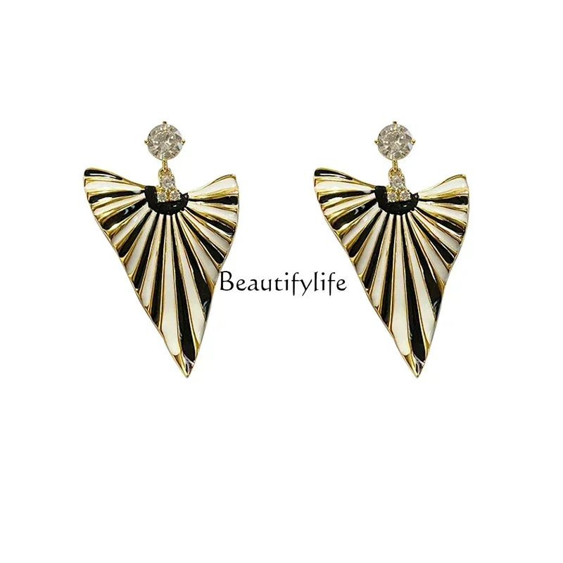 European and American style fashion personality light luxury contrasting earrings retro niche design advanced sense