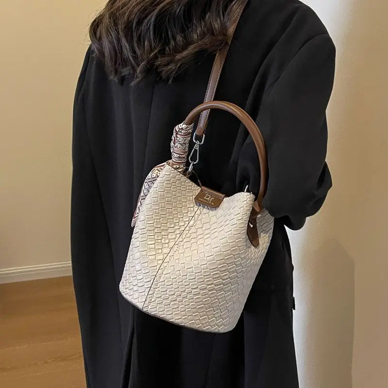 

PU Knitting Bucket Bag Ladies Vintege Shoulder Bag with Ribbon Daily Pairing Crossbody Handbag for Women New Fashion