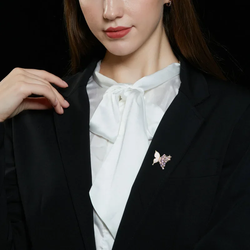 

The elegant and dynamic butterfly brooch shines with a luxurious and elegant accessory for a suit overcoat 2025 new