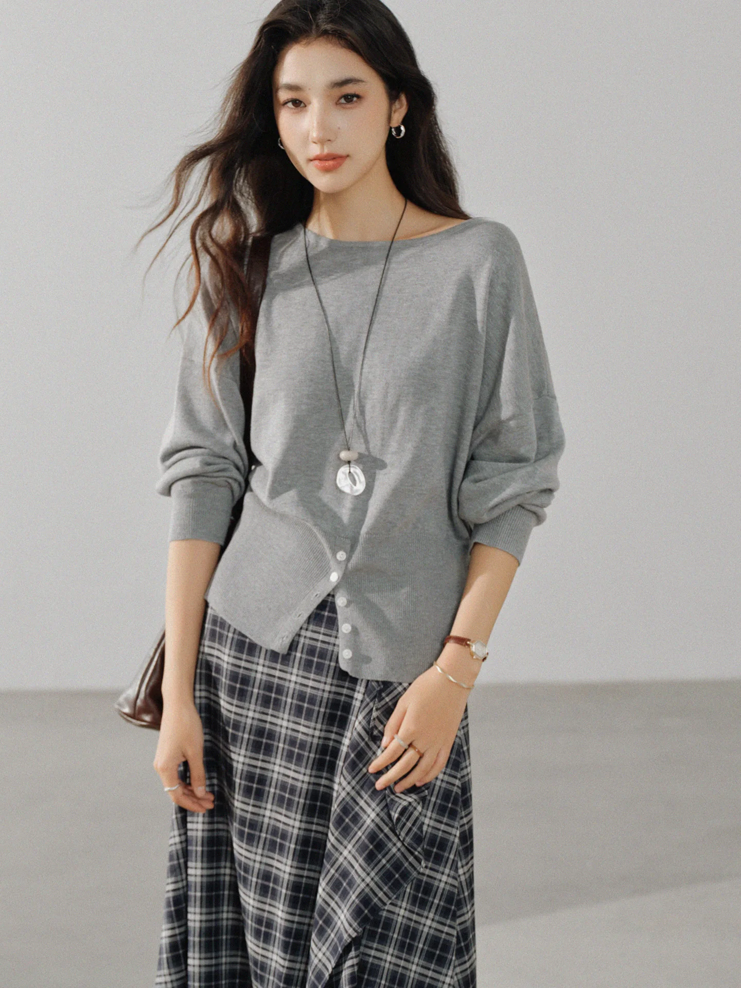 Botão hem malha superior único split design camisola feminina solto ajuste casual manga longa pulôver minimalista chique malhas para o outono
