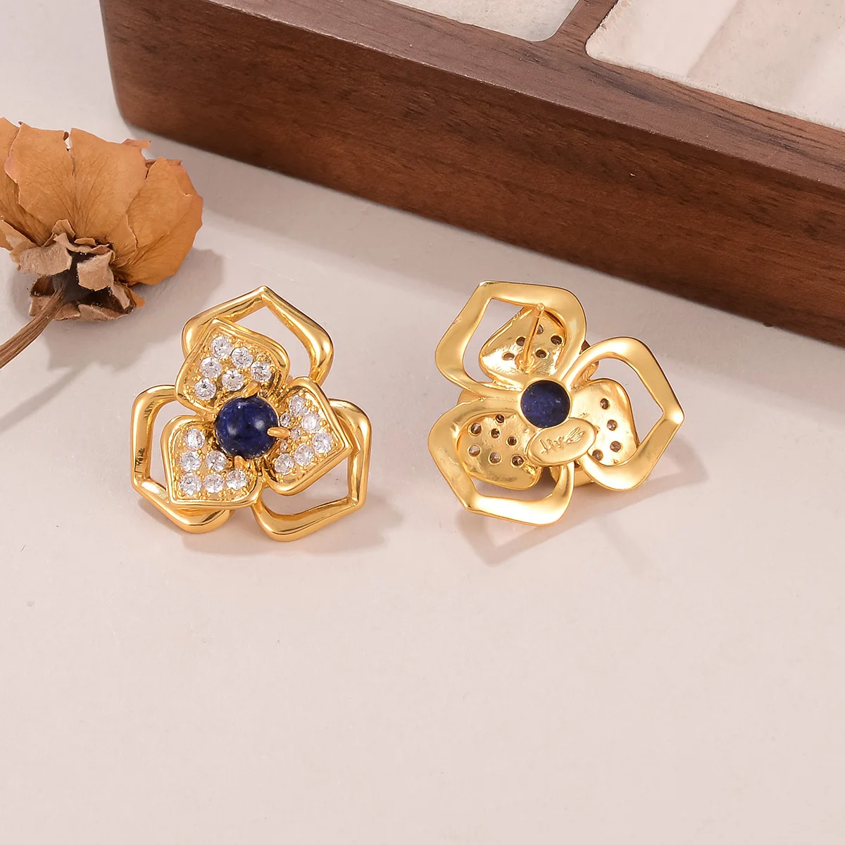 أقراط زهرية ذهبية اللون فاخرة - ترصيع أذن من الحجر الأزرق والزركون اللامع للنساء والحفلات والارتداء اليومي وأعياد الميلاد #6