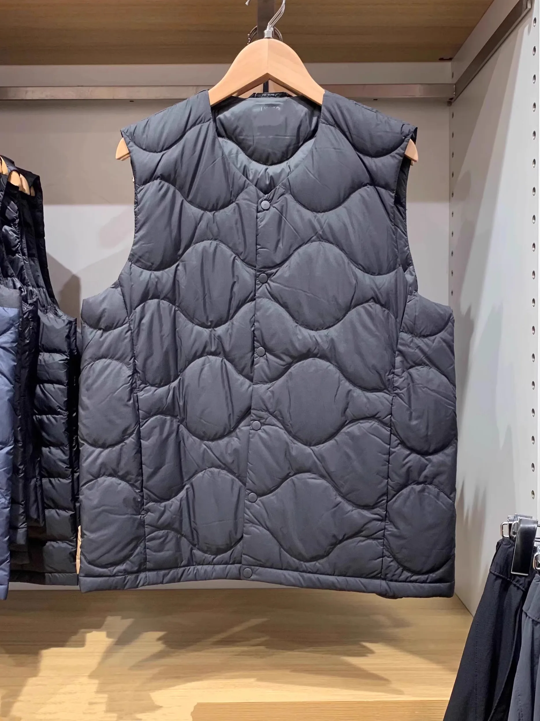 

Портативный легкий пуховый жилет JM480950 для мужчин и женщин, осенне-зимний, модный городской стиль, с круглым вырезом, на пуговицах, однотонный