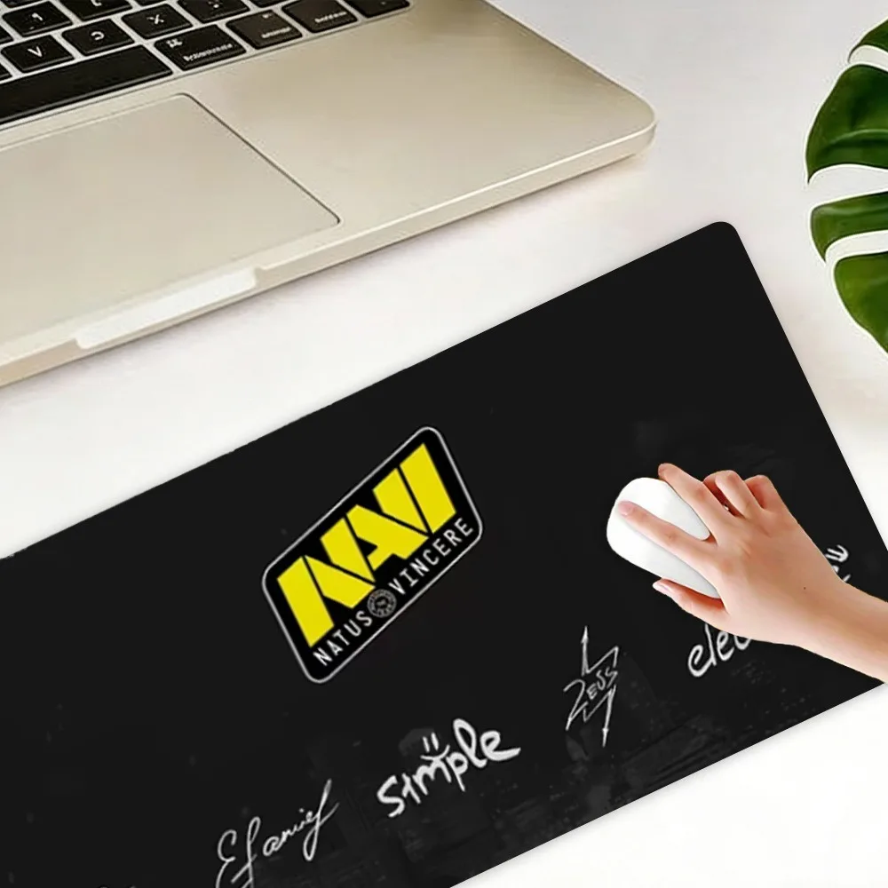 Grand tapis de bureau pour jeux vidéo anime, adapté aux joueurs avec claviers mécaniques et configurations informatiques, tapis de souris