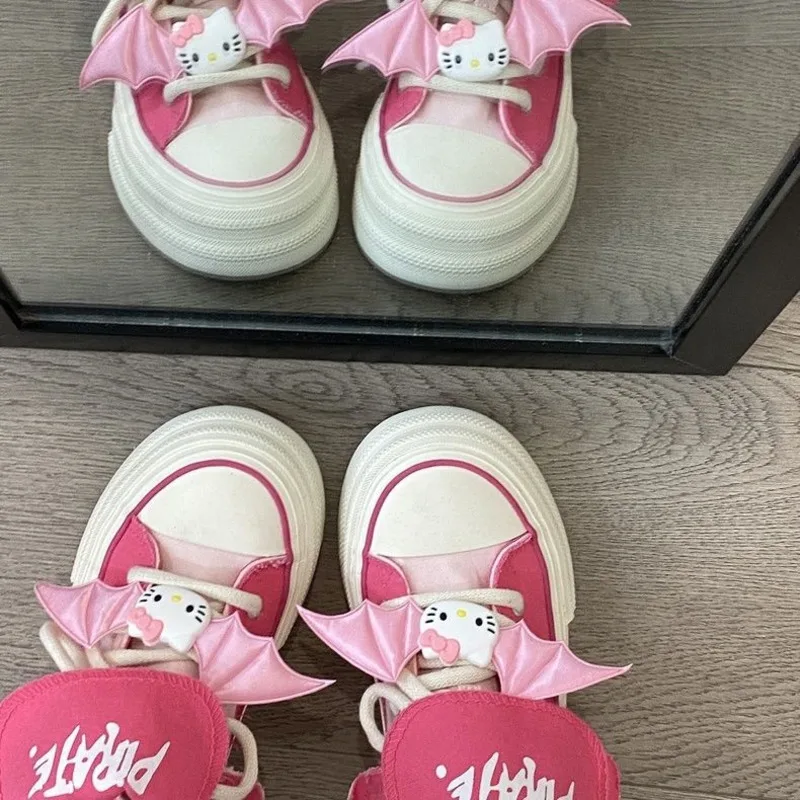 Hello Kitty-zapatillas de lona para monopatín para mujer, zapatos de suela gruesa con cordones, con alas de murciélago, a la moda, novedad