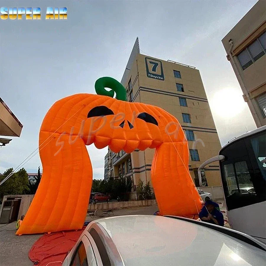 新しいデザインのハロウィーンの装飾インフレータブルカボチャアーチ、装飾用の無料送風機付き
