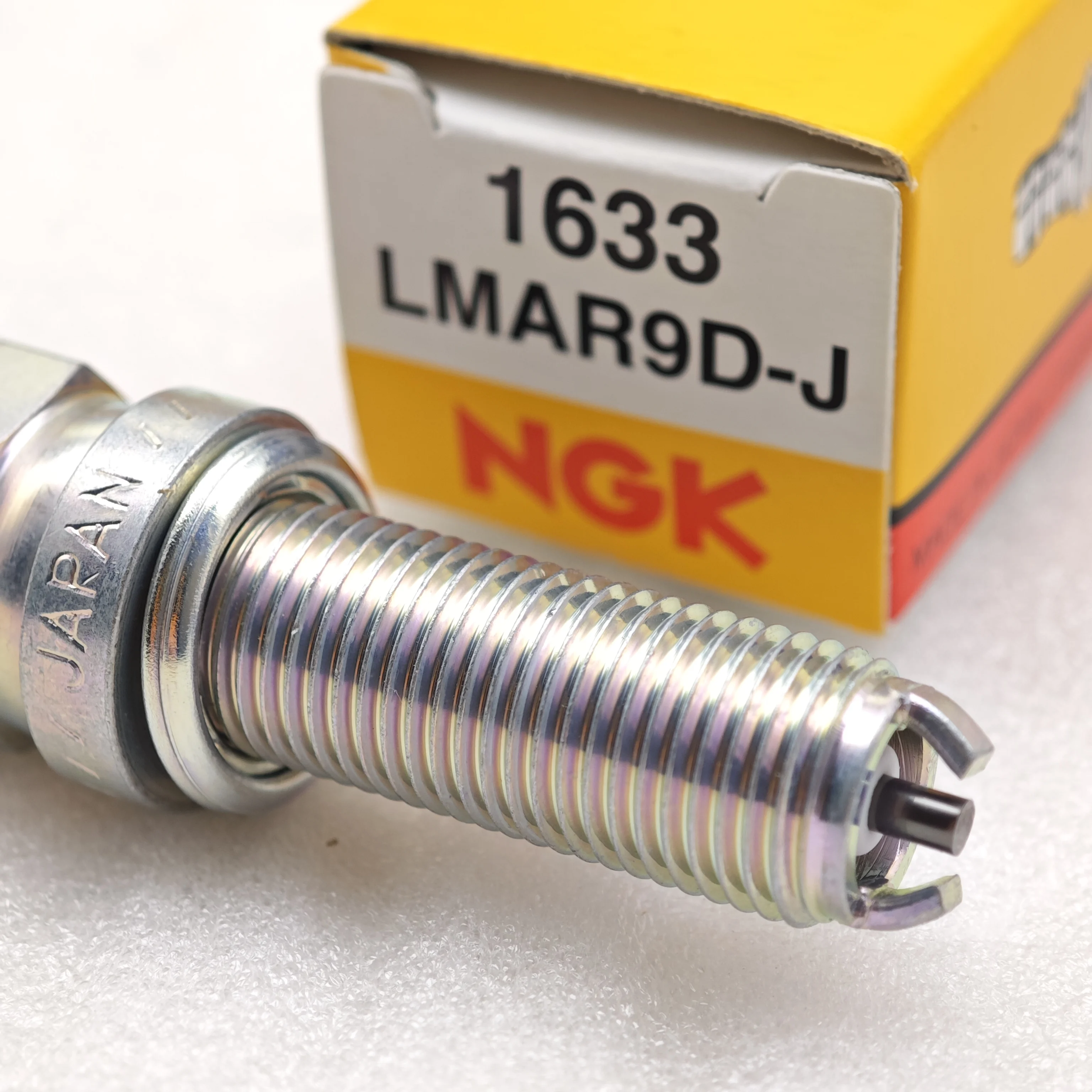 1pcs Original 2 PAWS NGK Spark Plug LMAR8D-J 93444  LMAR9D-J 1633