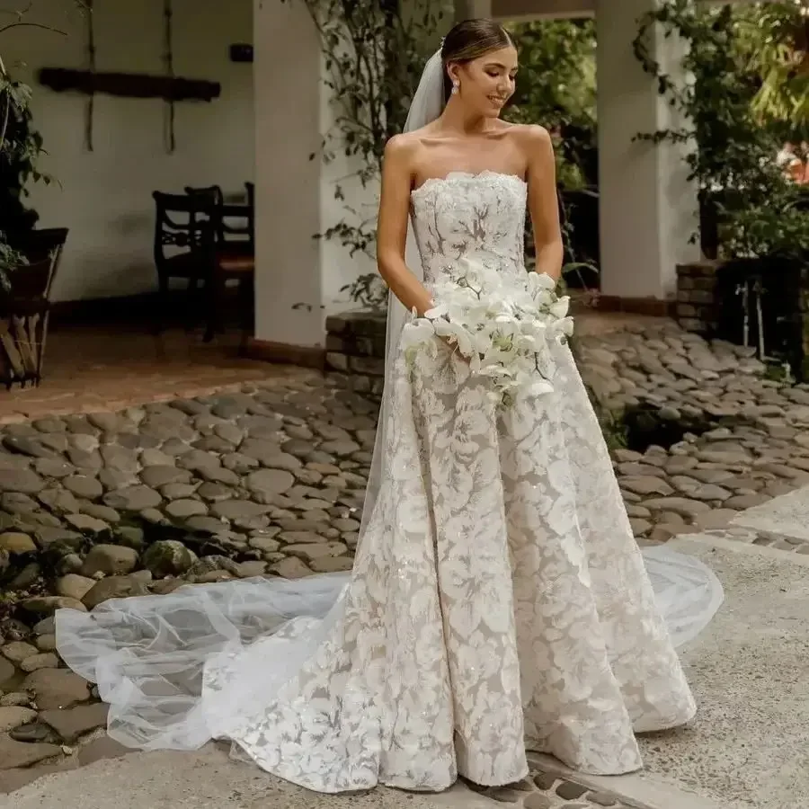 Customized Luxury Strapless Wedding Dress Featuring Stunning Lace Appliques A-Line Silhouette Bridal Dress Vestidos De Novia