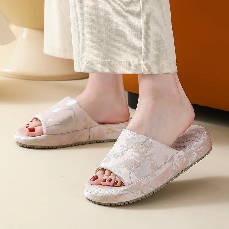 Elegant and stylish wedge-heeled Chinese-style embroidered satin open-toe non-slip women's home slippers for outdoor wear