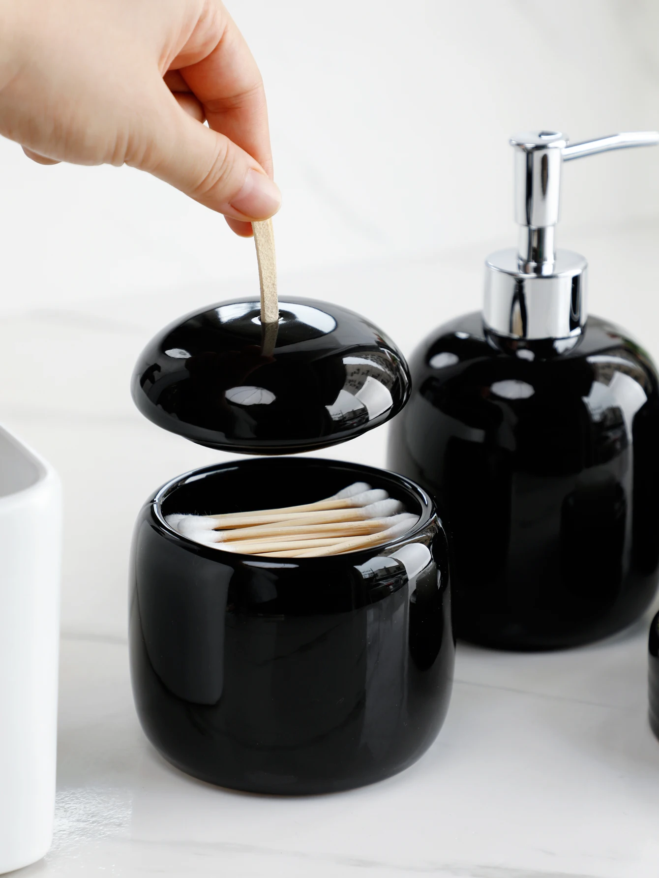 Set di accessori per il bagno Dispenser di sapone portasapone bicchiere pompa bottiglia tazza tampone di cotone scatola materiale ceramico nero o