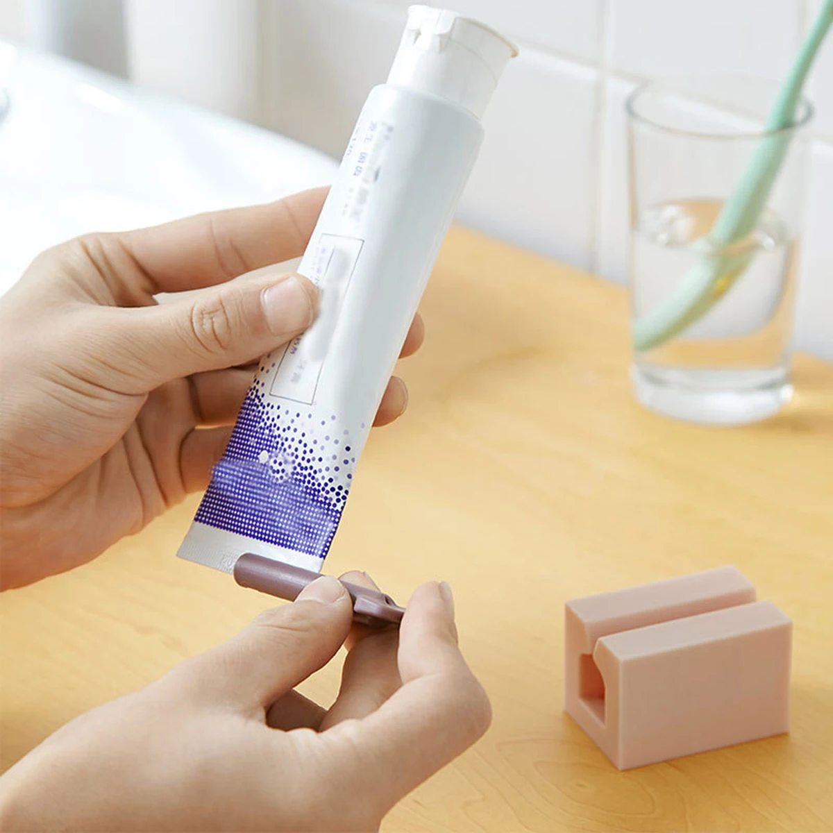 1PC Toothpaste Squeezer Manually Twisting Lazy People to Squeeze Toothpaste