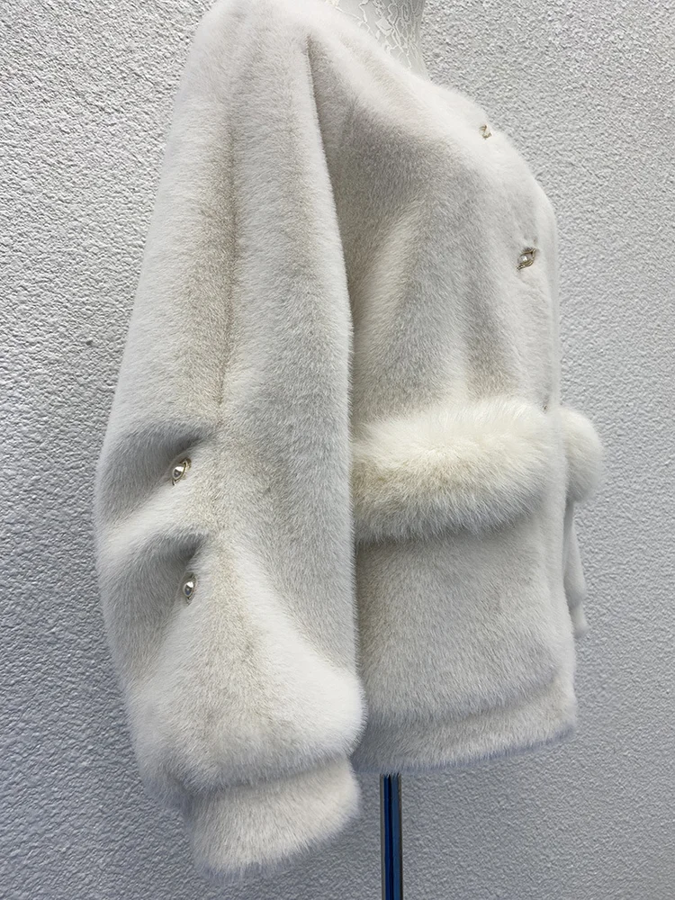 เสื้อคลุมขนเฟอร์เทียมสีขาวสไตล์ฝรั่งเศส ให้ลุคหรูหรา เรียบเนียน นุ่มละมุน ดูมีระดับ สวมใส่สบาย เหมาะสำหรับออกเดทหรือใส่ทำงาน