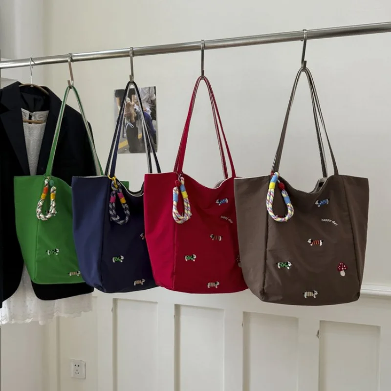 

Chic Leather Messenger Bag By Famous Designer For Fashionable Ladies - Women's Crossbody Handbag Tote Elegant