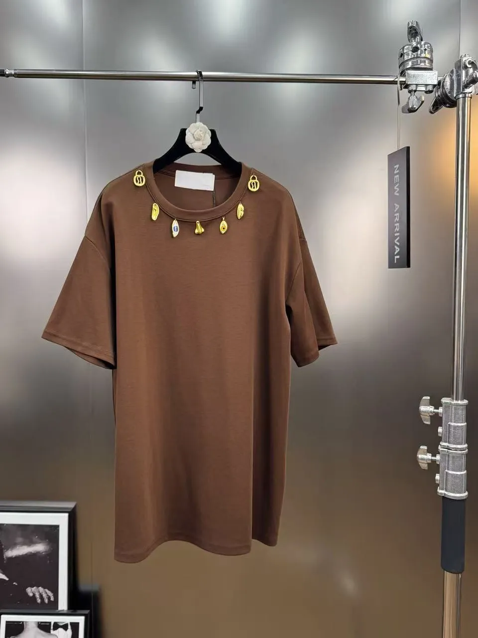 2025 الخريف تي شيرتات قصيرة الاكمام الثقيلة مشبك معدني الديكور تنوعا قطنية عالية الجودة فضفاضة موضة أسود أبيض عادية التي شيرت فتاة #2