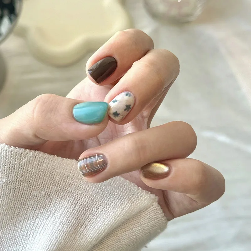 

30pcs Brown and Green Color-Changing Checkered Cat's Eye Gentle Whitening Retro Nail Stickers Wearable Nails for Women and Girls